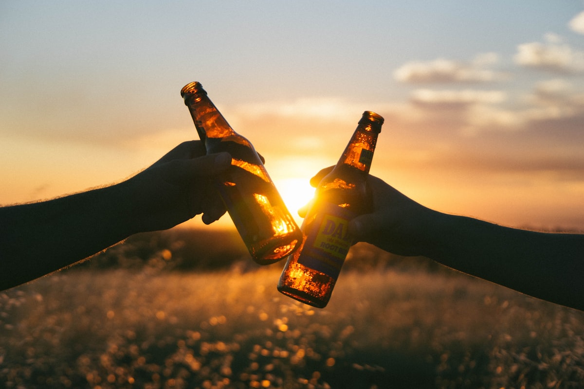 Frisch gezapftes Bier im Biergarten