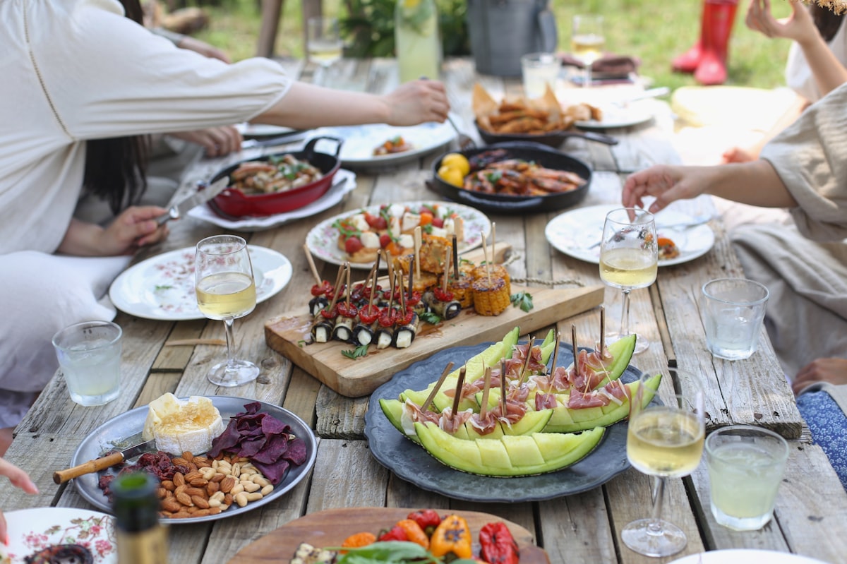Gedeckter Tisch mit Brotzeit für eine Feier