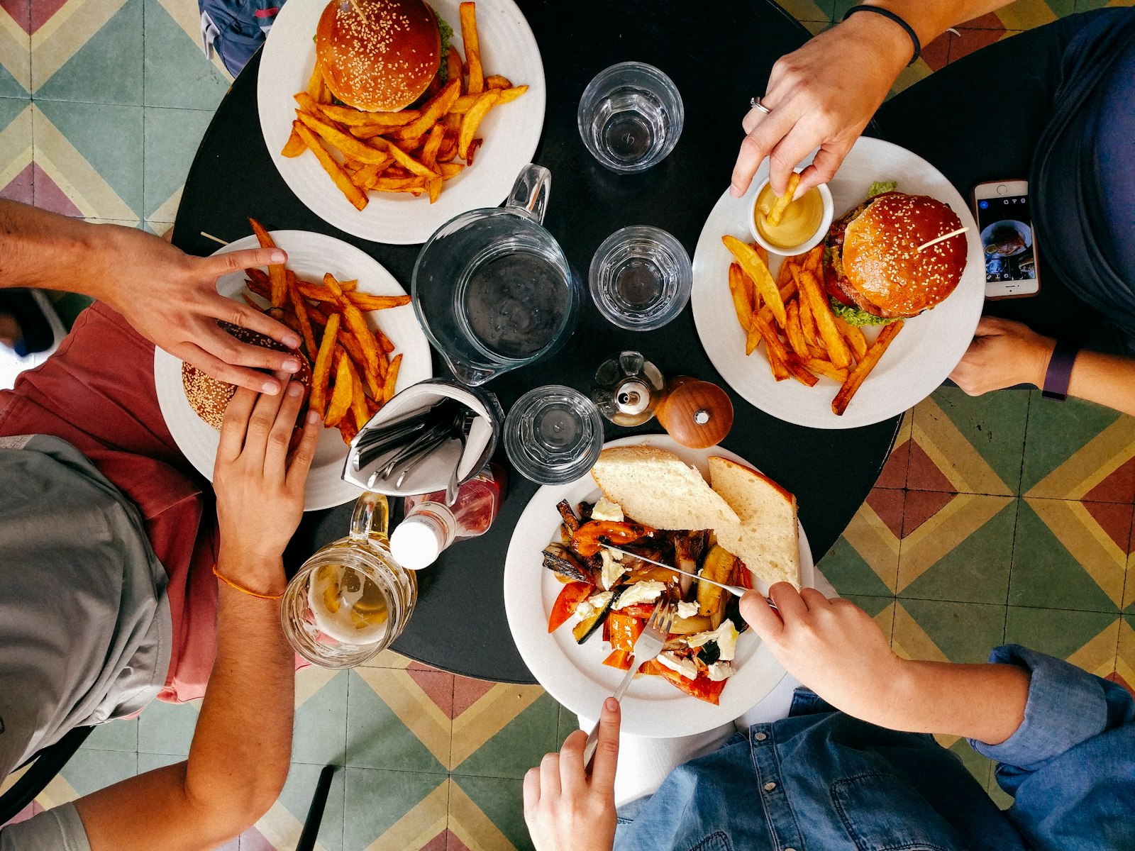 Schattiger Biergarten mit Bänken unter Bäumen